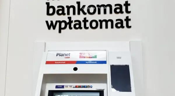 Bankomat mBank z funkcją wpłatomatu. Sprawdź, ile można wpłacić we wpłatomacie mBank, by wygodnie zasilić konto.