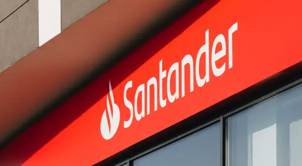 Logo Santander na czerwonym tle. Szybkie przelewy santander to wygoda.