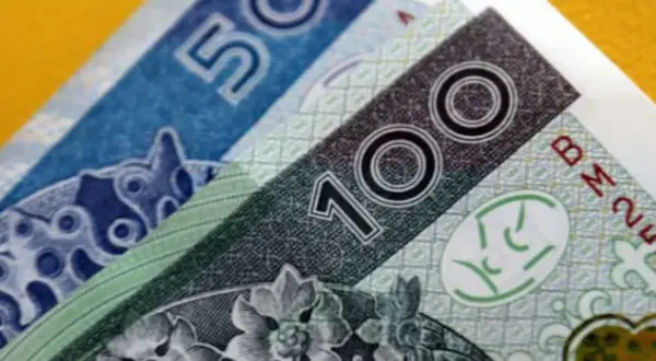 Złotówki na żółtym tle. Zastanawiasz się, jak spłacić kredyt odnawialny mBank? Te banknoty mogą pomóc!