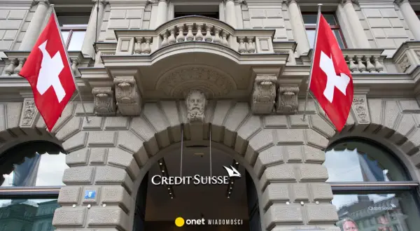 Dwa szwajcarskie flagi powiewają przed wejściem do banku Credit Suisse.