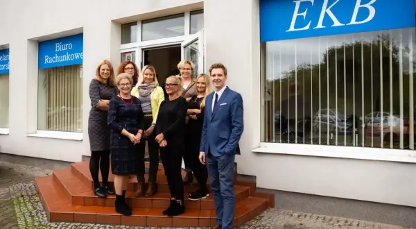 Zespół biura rachunkowego EKB przed budynkiem.