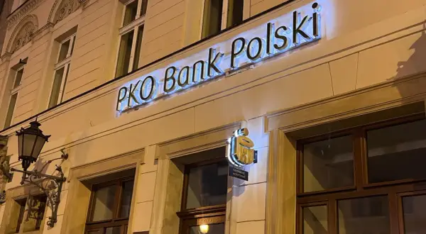 Jasny neon "PKO Bank Polski" nad wejściem. Sprawdź, kiedy nowe lokaty w PKO BP, by pomnożyć oszczędności.