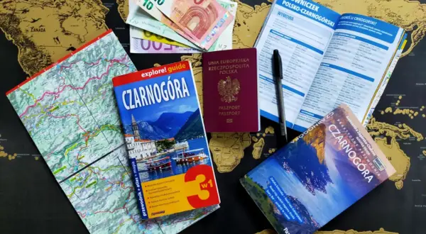 Mapa świata, euro, paszport, przewodnik i słowniczek po Czarnogórze.