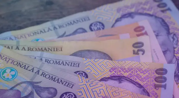 Rumuńskie banknoty: 10, 50 i 100 lejów. To właśnie jaka waluta jest w Rumunii.