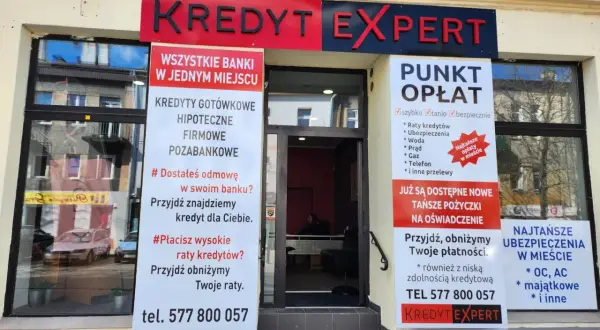 Elewacja biura "Kredyt Expert" z banerami informującymi o usługach finansowych.