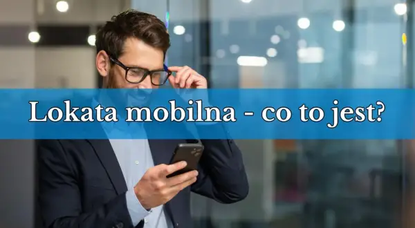 Mężczyzna w okularach i garniturze sprawdza coś na telefonie. Napis na niebieskim tle: "Lokata mobilna - co to jest?".