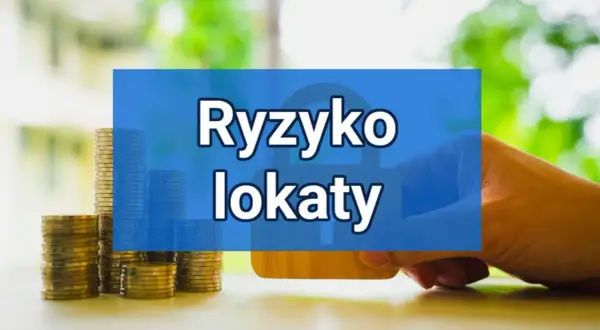 Stosy monet i dłoń trzymająca kartę, na niebieskim tle napis "Ryzyko lokaty". Czy lokata jest bezpieczna?