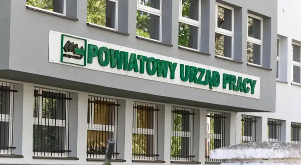 Powiatowy Urząd Pracy. Dowiedz się, ile trzeba byc bezrobotnym zeby dostac dofinansowanie na rozpoczęcie działalności.