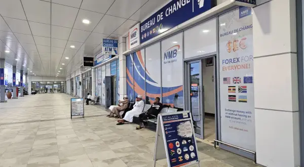 Na Zanzibarze, aby wymienić walutę, możesz skorzystać z biura NMB Bank. Na tablicy widnieje kurs USD, GBP, EUR i innych walut.