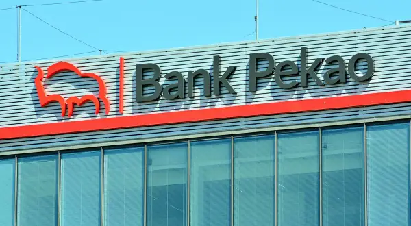 Zastanawiasz się, jak zamknąć konto w Pekao SA? Budynek banku z charakterystycznym logo żubra i napisem "Bank Pekao" na tle błękitnego nieba.