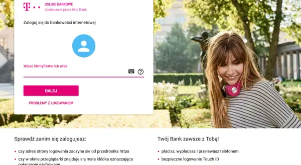 Logowanie do tmobile bankowe. Młoda kobieta z słuchawkami na szyi uśmiecha się na tle parku.