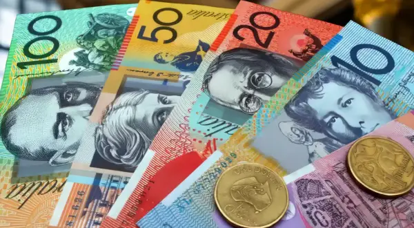 Australijskie banknoty o nominałach 10, 20, 50 i 100 dolarów, a także monety. To jest aud, jaka to waluta.