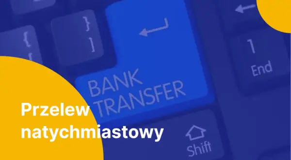 Klawisz "Bank Transfer" na klawiaturze, obok tekst "Przelew natychmiastowy". Szybki przelew w zasięgu ręki.
