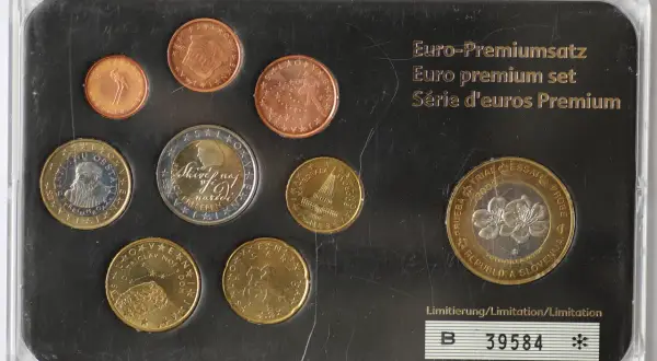 Zestaw monet euro ze Słowenii, pokazujący, że słowenia jaka waluta używa euro. Monety z 2007 roku.