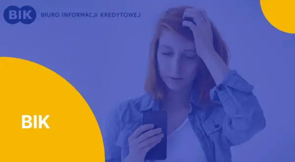 Zmartwiona kobieta z telefonem w dłoni. Zastanawia się, co ile aktualizuje się BIK.