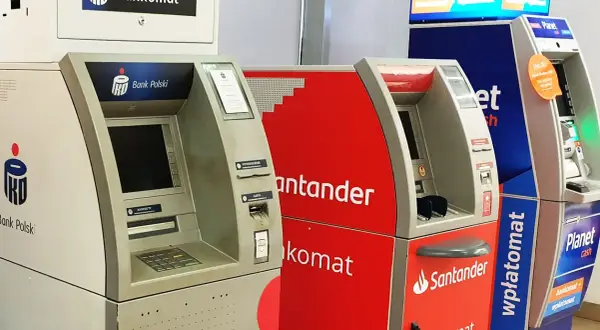 Szukasz miejsca, gdzie wpłacić pieniądze? Na zdjęciu bankomaty Banku Polskiego, Santander i Planet Cash.