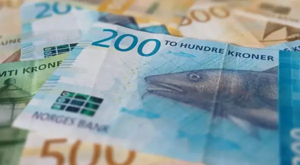 Norweskie banknoty 200 koron z wizerunkiem ryby, wydane przez Norges Bank.