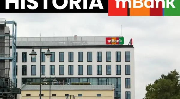 Budynek z logo mBank, gdzie historia banku jest widoczna na fasadzie.