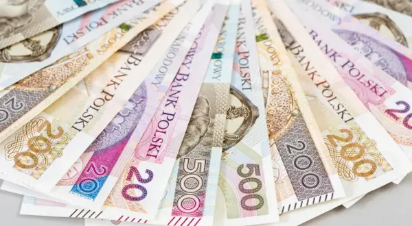 Złotówki ułożone wachlarzowo. Widoczne nominały 200 i 500 zł. Idealne, gdy szukasz miejsca, gdzie dają pożyczki każdemu.