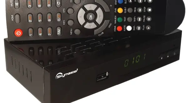 Czarny dekoder DVB-T2 Skymaster z pilotem. Szukasz, gdzie kupić dekoder DVB-T2 z dofinansowaniem?