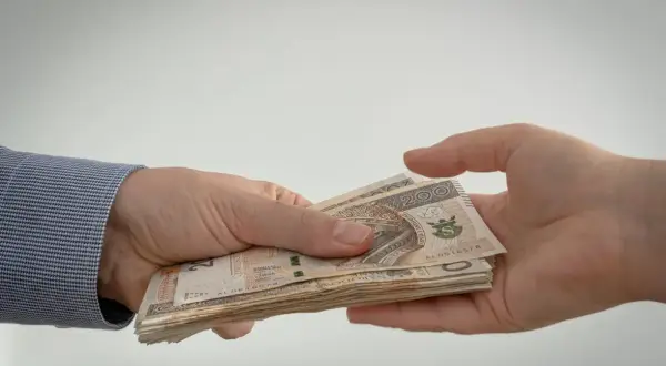 Przekazywanie gotówki, banknoty 200 zł. Kto płaci podatek od pożyczki?