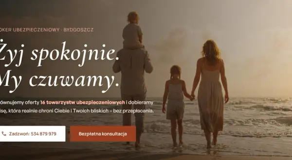 Rodzina na plaży o zachodzie słońca, tekst o ubezpieczeniach.