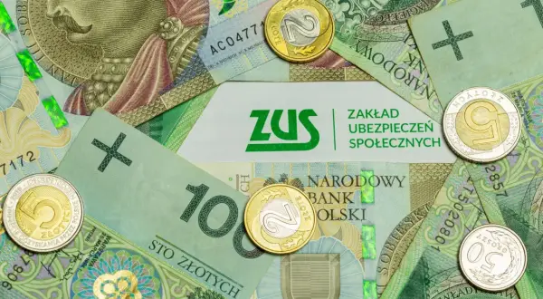 Polskie banknoty i monety z logo ZUS.