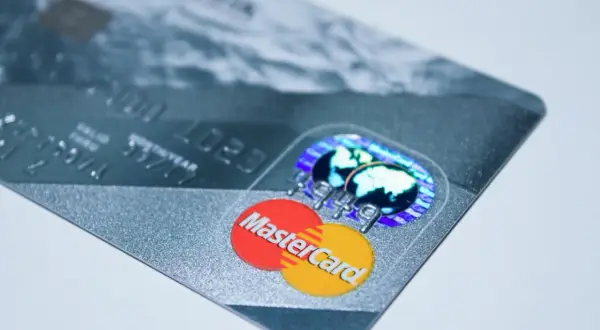 Zbliżenie na kartę Mastercard. Dowiedz się, jak zmienić PIN do karty PeoPay.