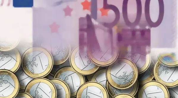 Belgia, jak wiele krajów UE, używa euro. Na zdjęciu monety i banknot 500 euro.