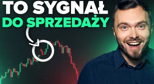 Uśmiechnięty mężczyzna na tle wykresu świecowego. Napis "TO SYGNAŁ DO SPRZEDAŻY" sugeruje, kiedy wycofać się z funduszu inwestycyjnego.