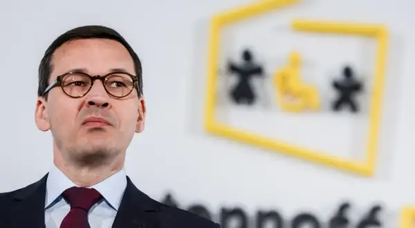 Premier Mateusz Morawiecki. W tle symbol Funduszu Solidarnościowego, który wspiera osoby z niepełnosprawnościami. Kto płaci? Podatnicy.