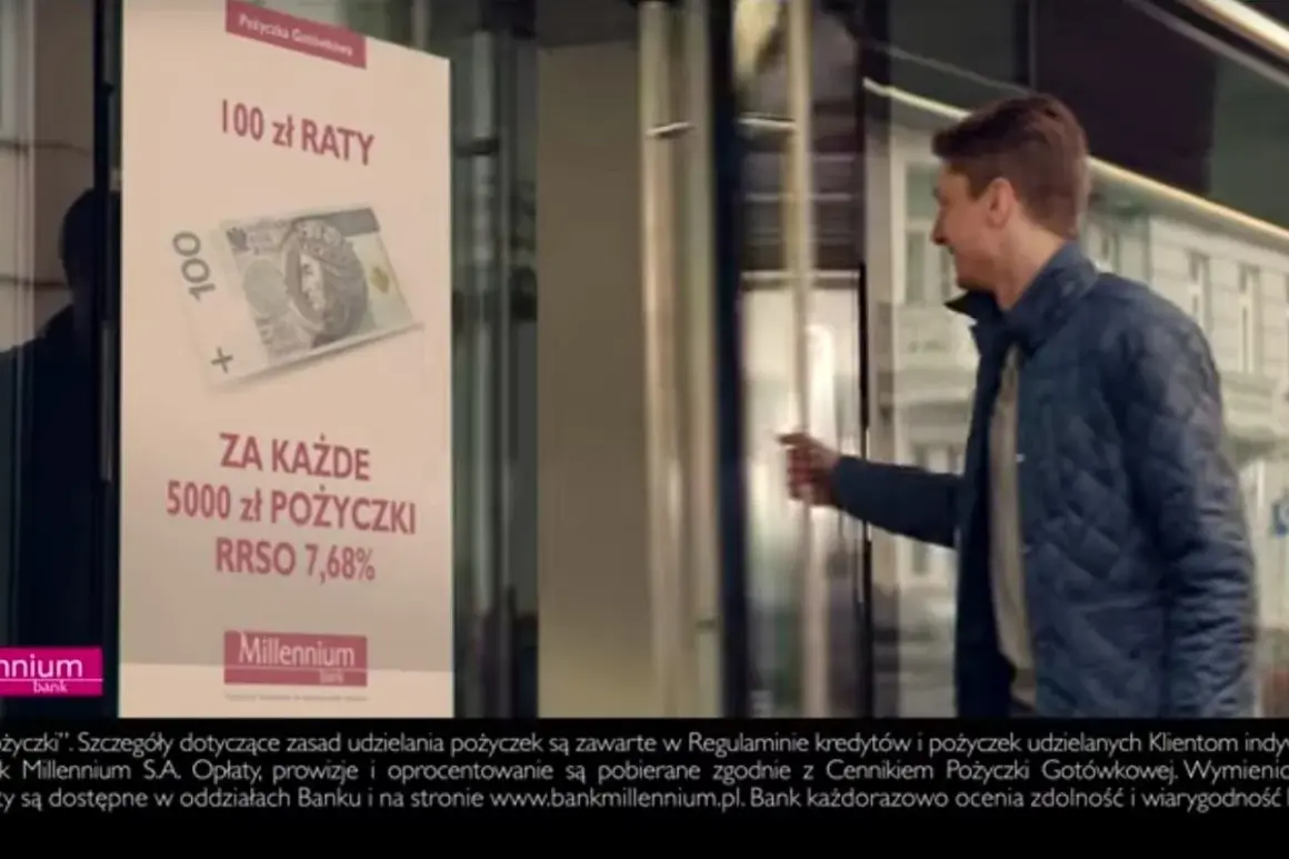 Mężczyzna wchodzi do banku Millennium, gdzie reklama informuje: "100 zł raty za każde 5000 zł pożyczki". Czy bank sam pobiera raty kredytu Millennium?