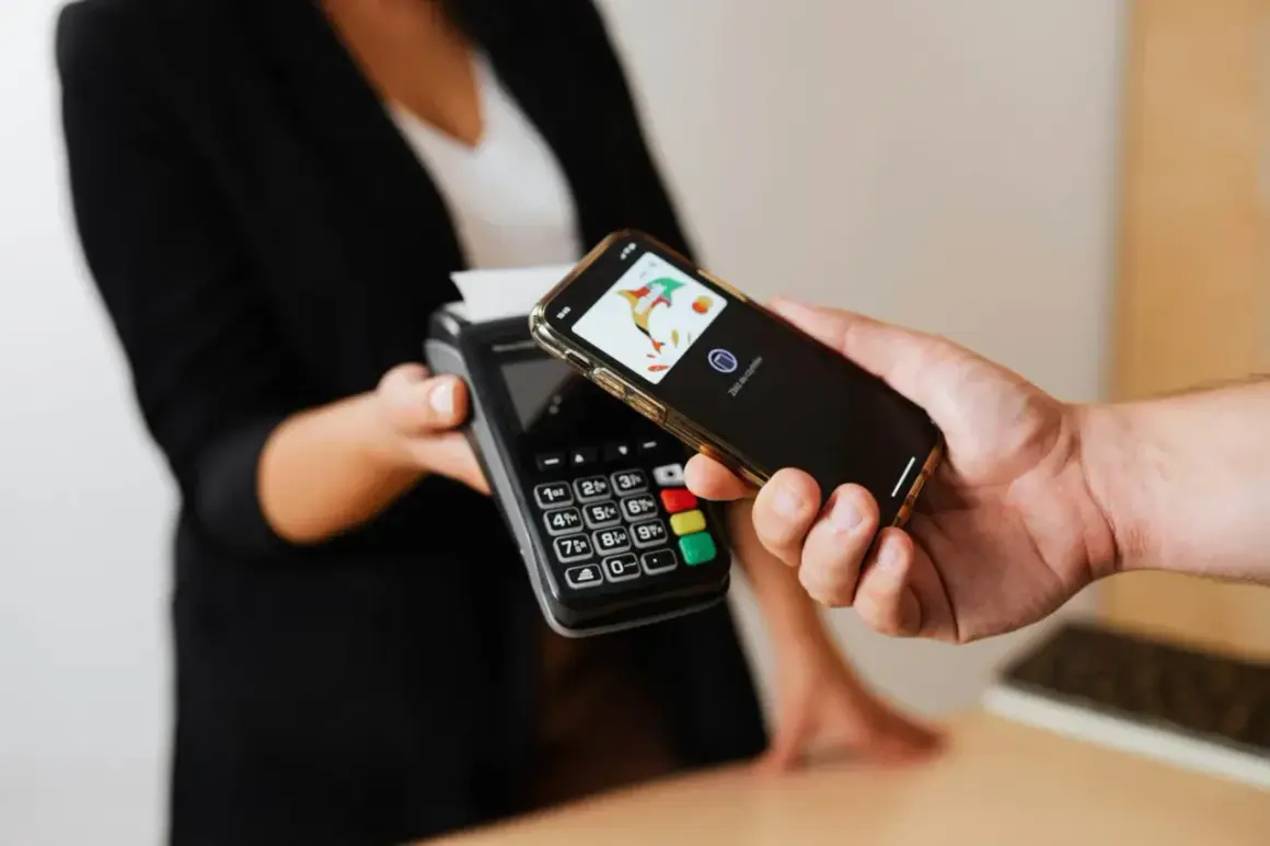Płatność zbliżeniowa telefonem. Dowiedz się, jak włączyć NFC w telefonie, by płacić szybko i wygodnie.