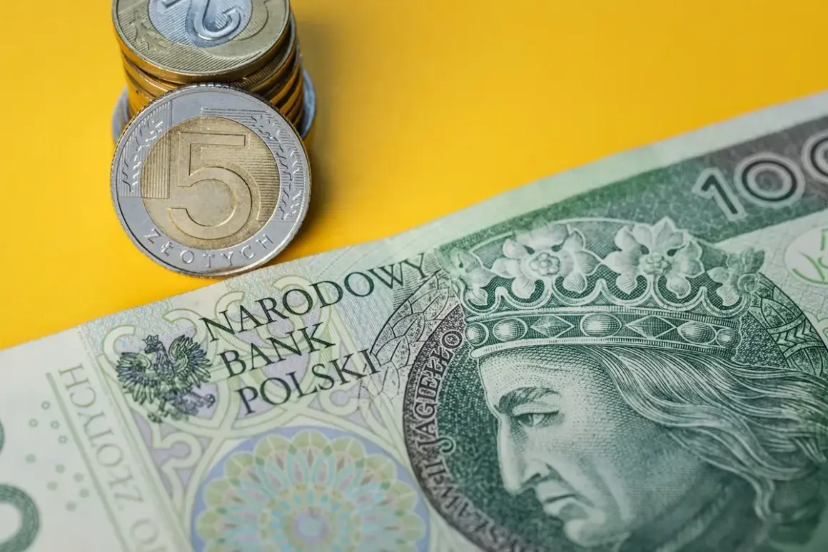 Stos monet i banknotów 100 zł na żółtym tle.