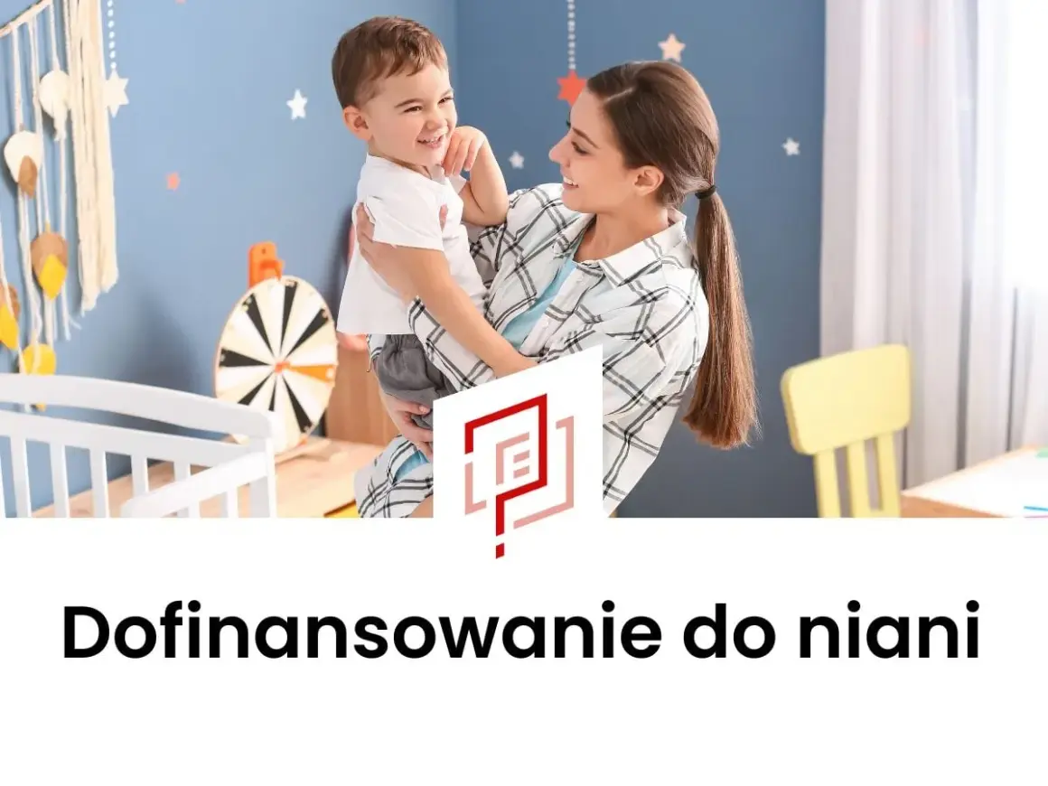 Kobieta trzyma uśmiechniętego chłopca w pokoju dziecięcym.