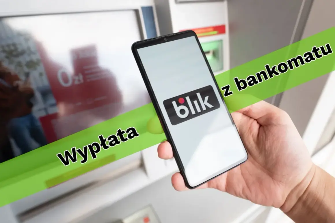 Jak wypłacić pieniądze z bankomatu Blikiem? Smartfon z logo Blik w dłoni przed bankomatem.