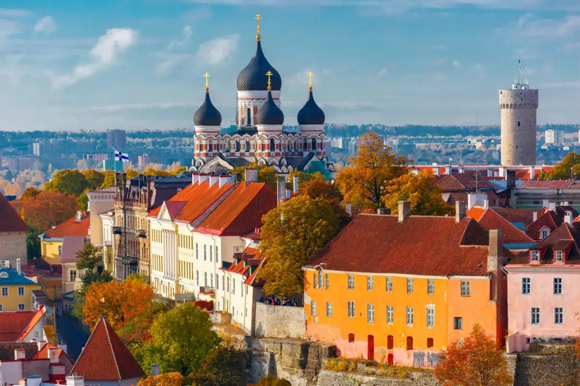 Widok na zabytkowe budynki i cerkiew w Tallinnie, Estonia, jesienią.