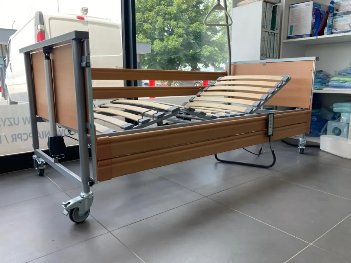 Łóżko rehabilitacyjne z pilotem, które może być zakupione dzięki dofinansowaniu z PFRON.