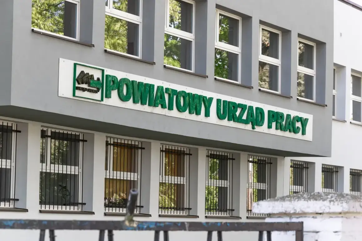 Powiatowy Urząd Pracy. Dowiedz się, ile trzeba byc bezrobotnym zeby dostac dofinansowanie na rozpoczęcie działalności.