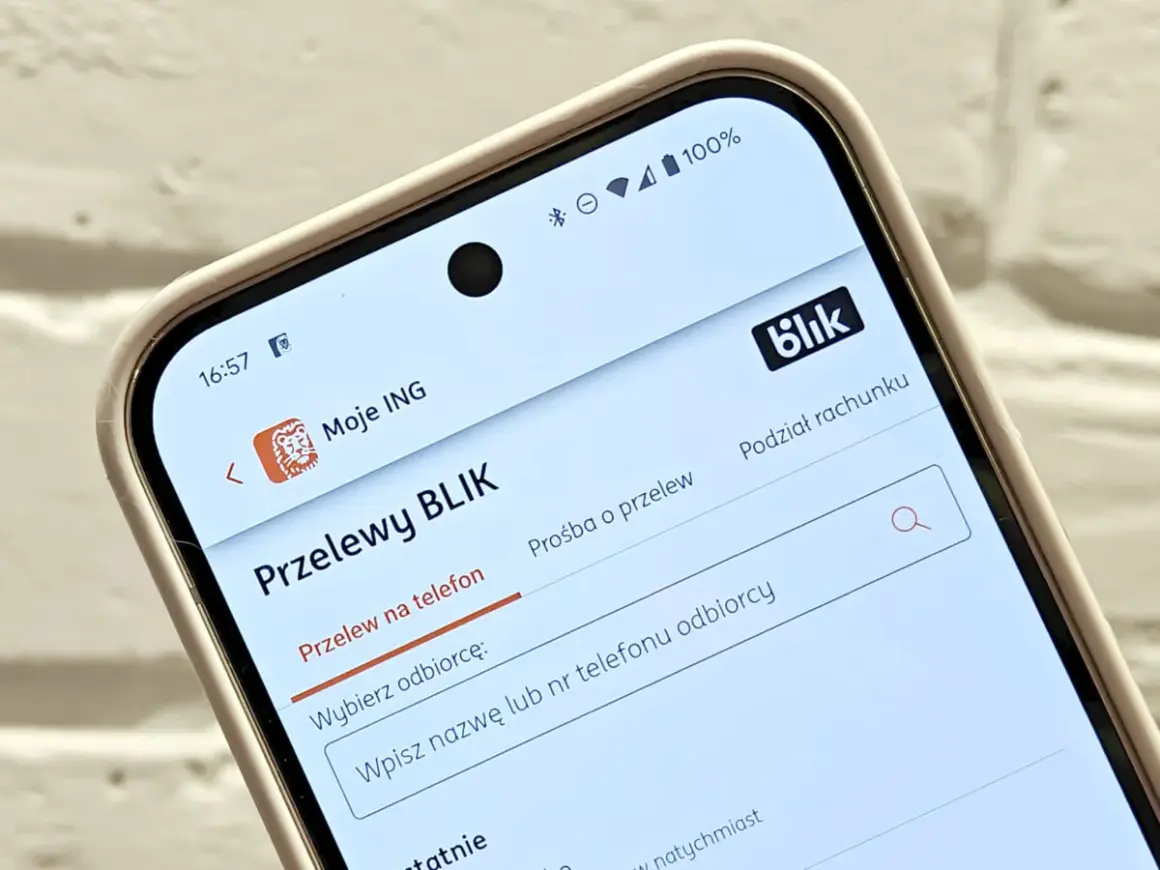 Ekran telefonu z aplikacją Moje ING, widoczny jest panel "Przelewy BLIK" z opcją "Przelew na telefon".