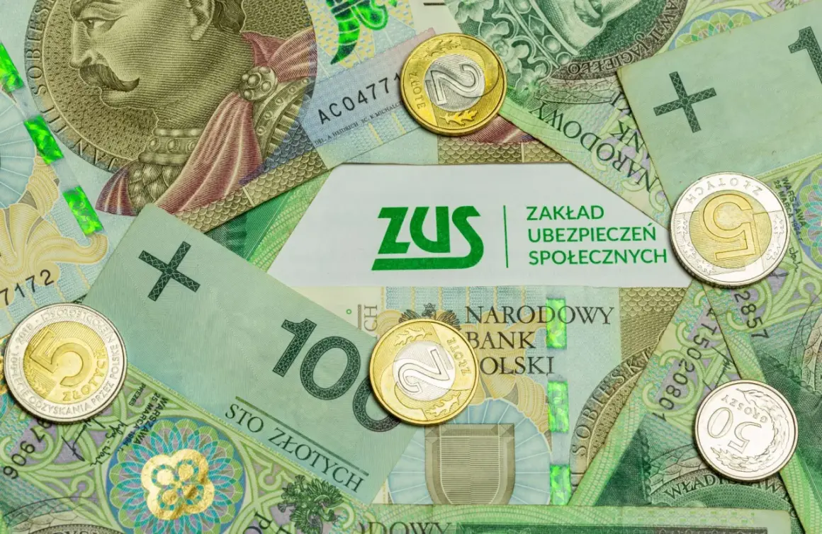 Polskie banknoty i monety z logo ZUS.