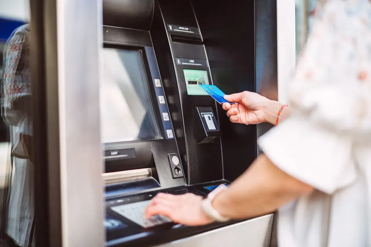 Wypłata z bankomatu Alior Banku bez prowizji - jak to zrobić?