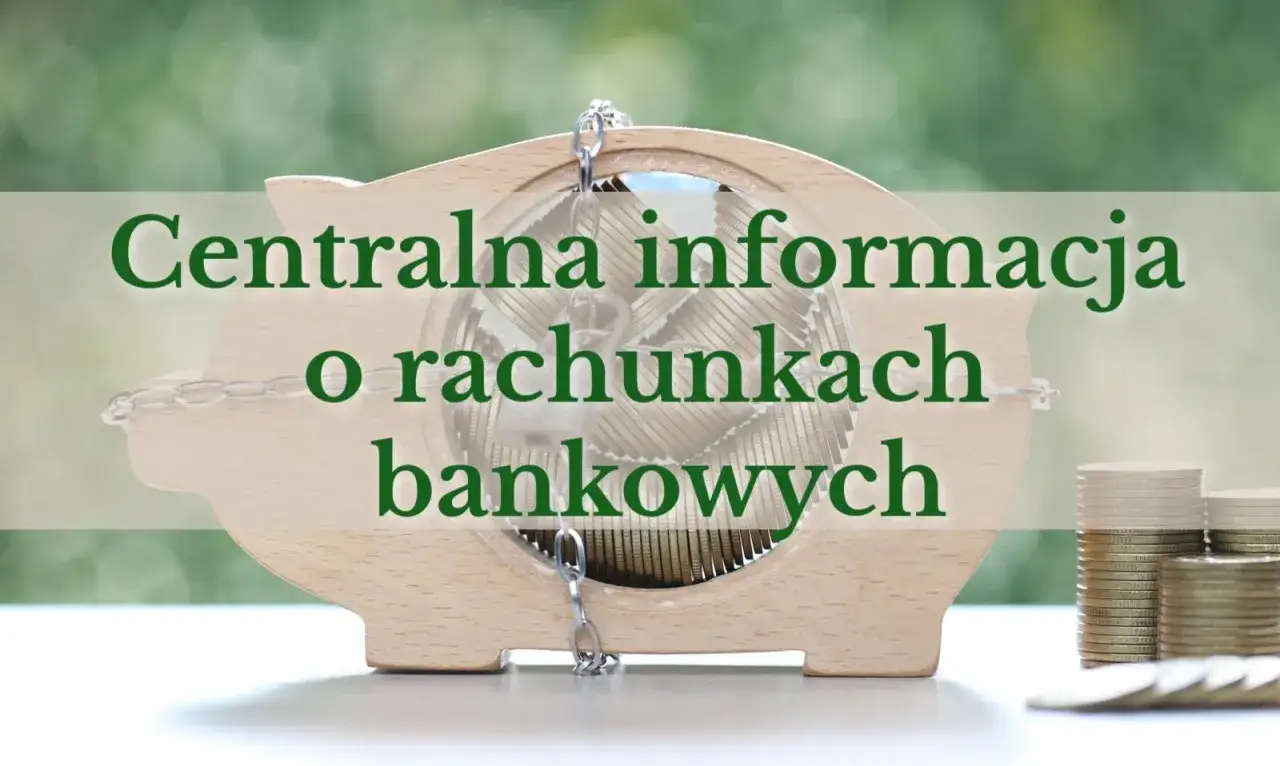 Drewniana skarbonka w kształcie świnki wypełniona monetami, z napisem 