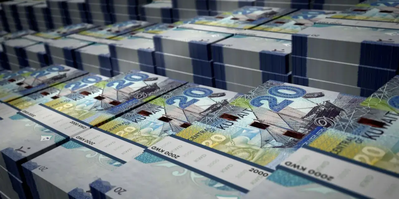 Stosy banknotów 20 dinarów kuwejckich, jednej z najdroższych walut na świecie.