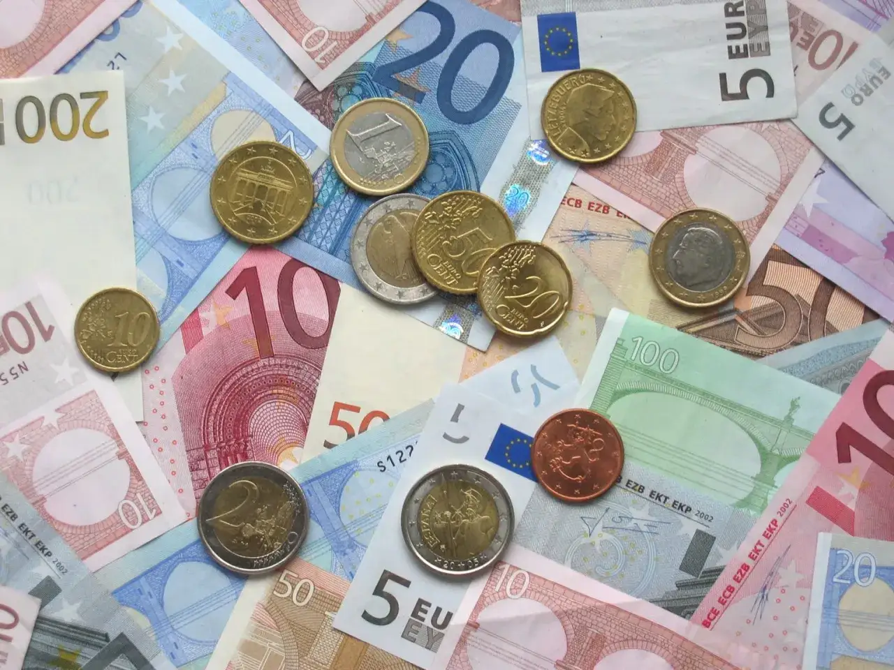 Euro to waluta na Litwie. Widoczne banknoty 10, 20, 50, 100 euro oraz monety 1, 2, 10, 20, 50 cent&oacute;w.