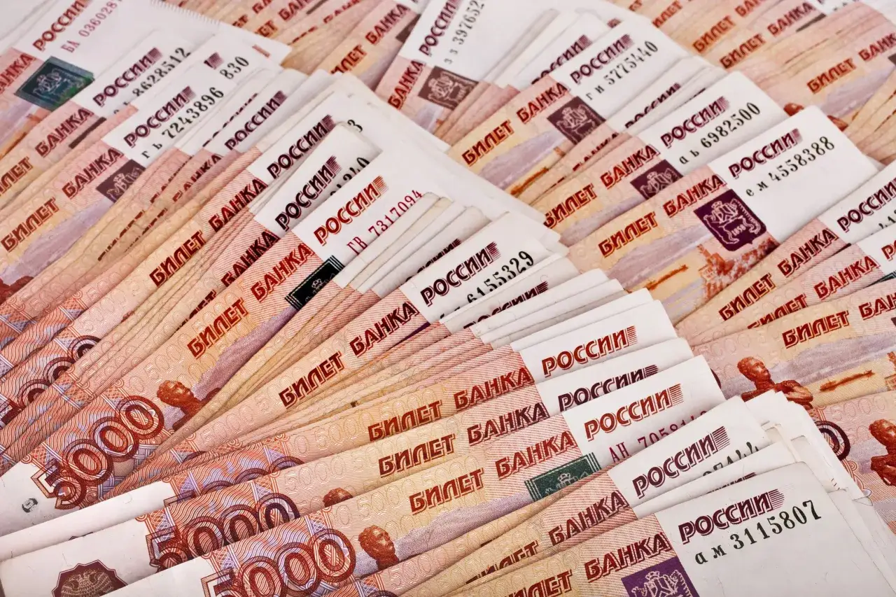 Stos pięciotysięcznych banknotów. Jaka jest waluta w Rosji? To ruble, widoczne na tych banknotach.