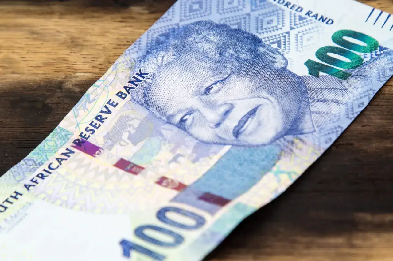 Portret Nelsona Mandeli na banknocie 100 randów, czyli walucie RPA.