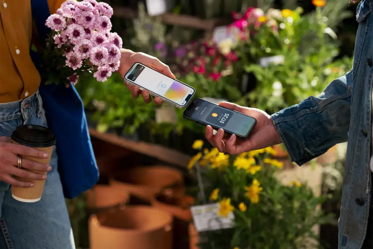 Zakupy w ogrodzie? Proste! Pokazujemy, jak płacić Apple Pay, zbliżając telefony. Szybko i wygodnie.