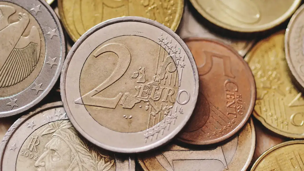 Monety euro, w tym dwu-euro, pięcio-centowe i inne. Jaka waluta w Czarnogórze? Euro.