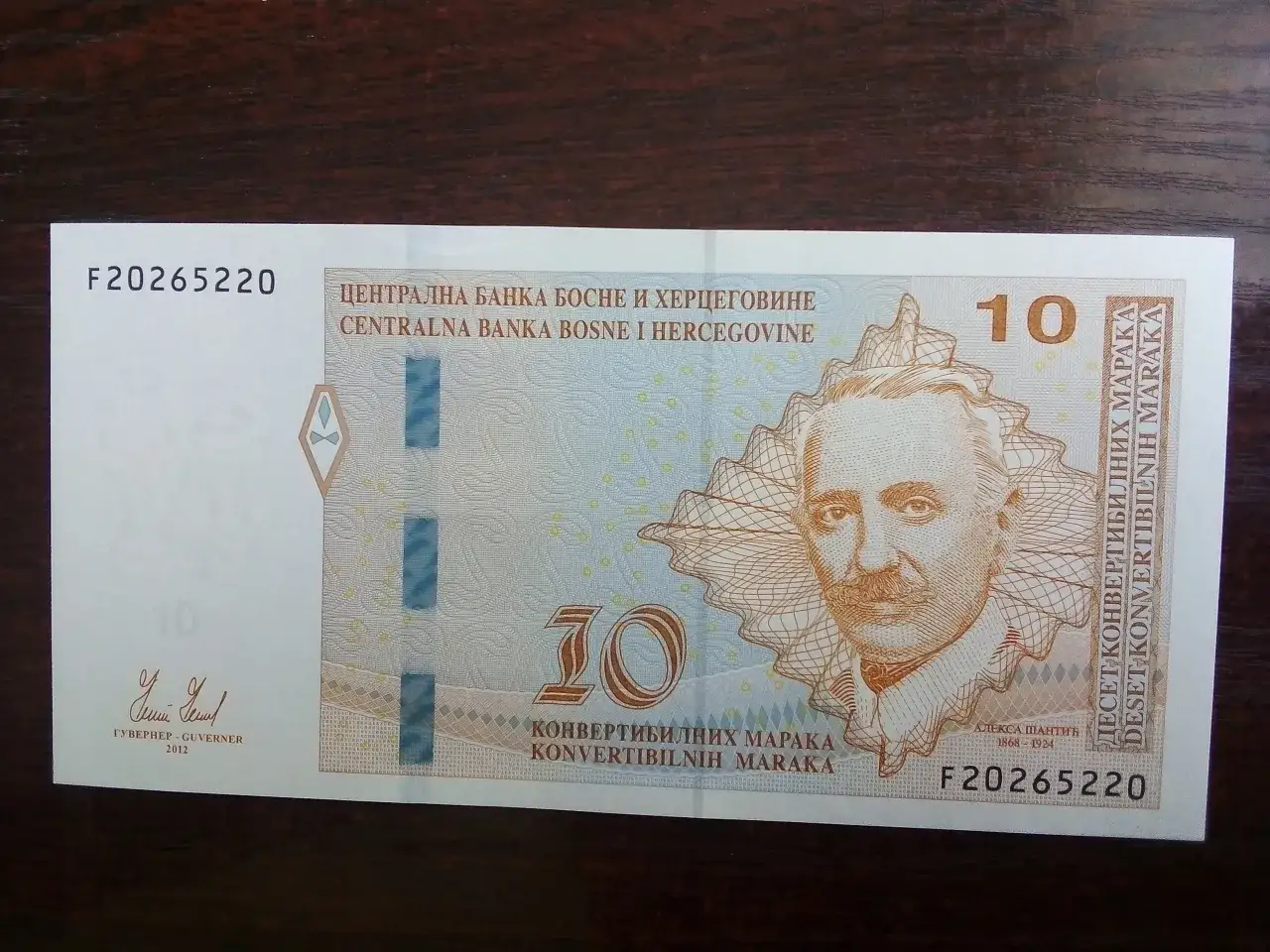 Bośniacka waluta: banknot 10 konwertowalnych marek z portretem Aleksy Šanticia.